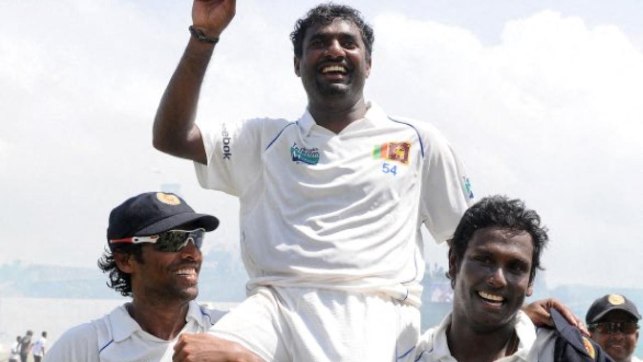 Chanaka Welegedara and Angelo Mathews carried Muttiah Muralitharan on shoulders on July 22, 2010 (Pic: AFP)