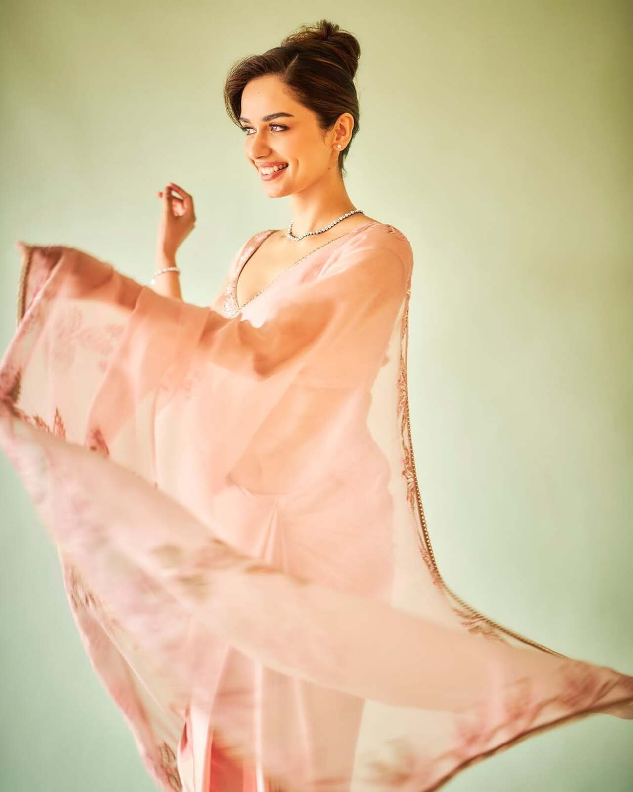 Manushi’s saree looks are a testament of how tall girls can carry ethnic wear with grace and confidence. And we just can’t stop gushing over this pink saree look donned by the diva.