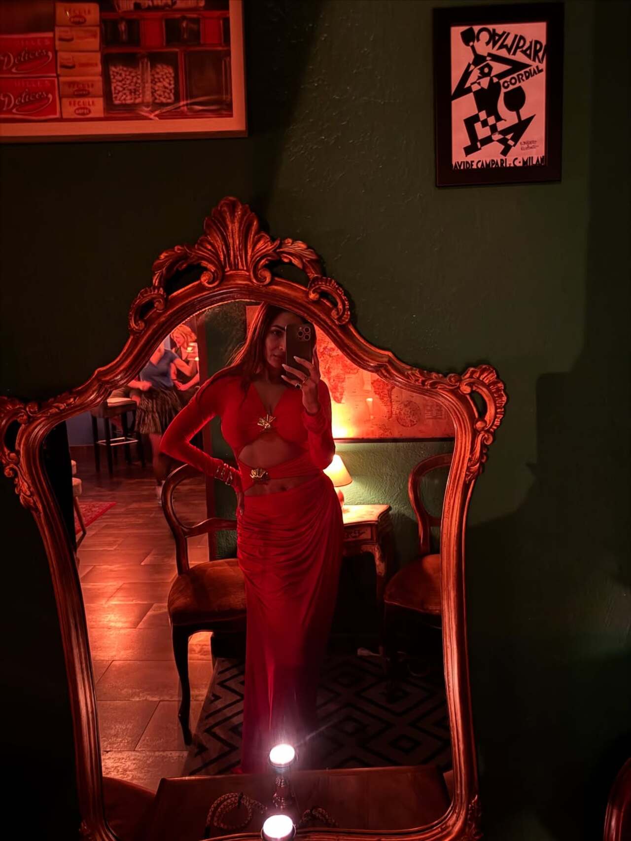 Mirror selfies are a must-have and this one surely tops the chart 
