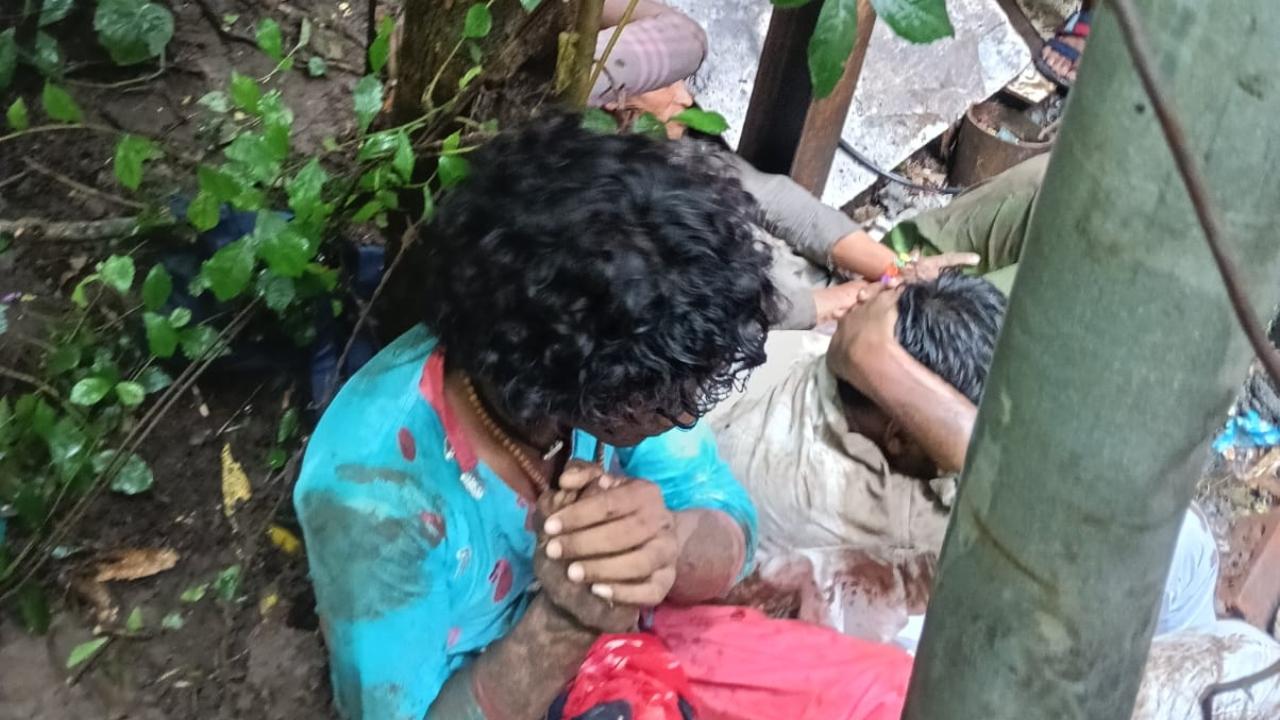 Mob thrashes four 'kidnappers' posing as eunuchs after children raise alarm in Palghar, hands them over to cops