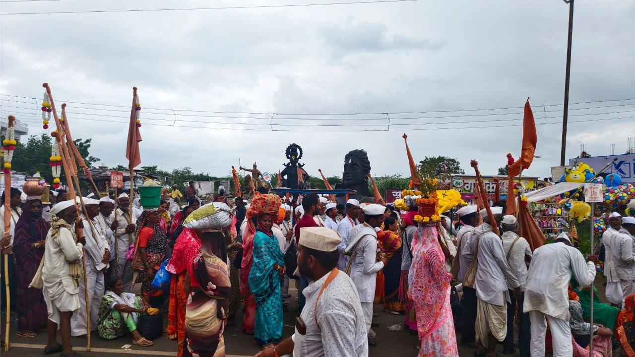 The Warkari tradition will also be reflected in devotional group dances like Fugdi, the observance of Danicharya (ritual alms), and other practices