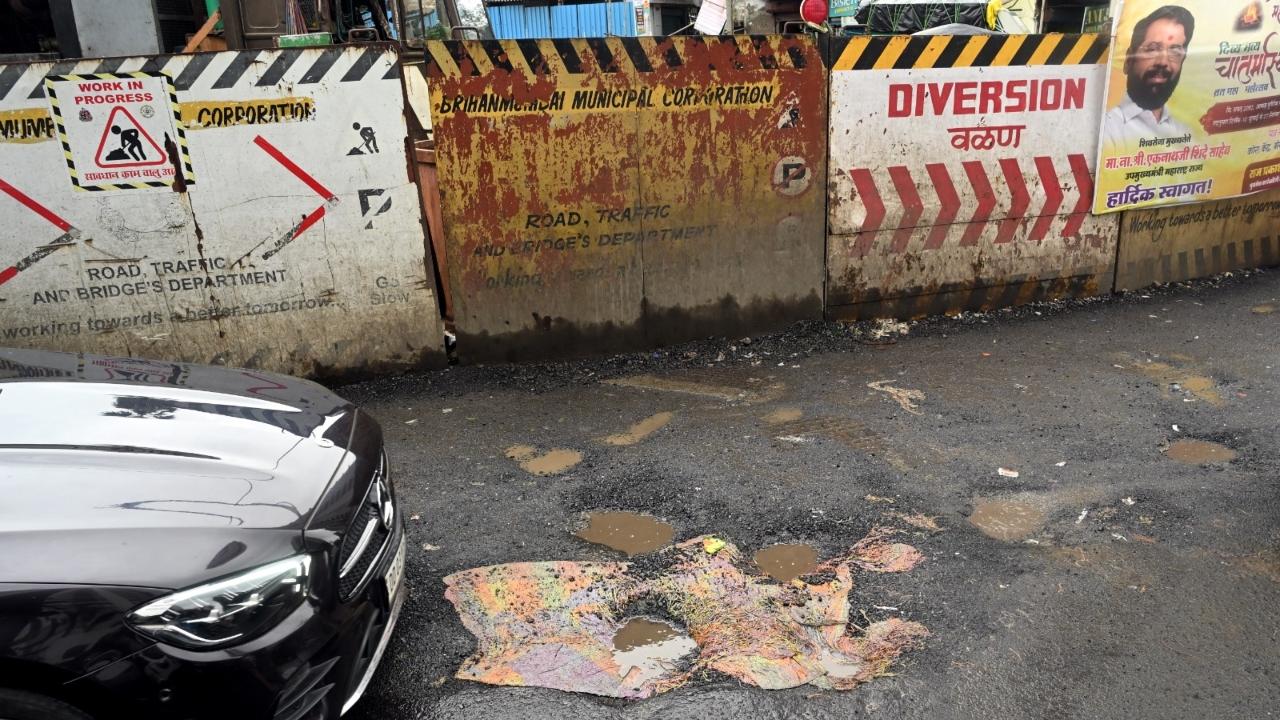 Meanwhile, in Andheri (West), a large pothole appeared on C D Barfiwala Road, once again due to the impact of continuous rain