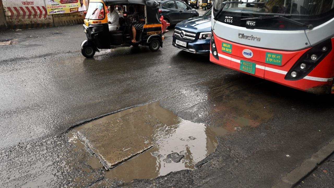In Borivali (East), potholes were seen on Dattapada Road near Rajendra Nagar, making the road uneven and potentially dangerous for motorists and pedestrians. A similar situation occurred on the F M Cariappa Flyover, also near Rajendra Nagar, where rainfall led to the development of more potholes