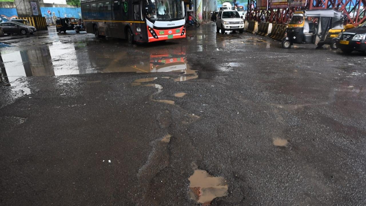 Continuous water flow washes out fine particles through cracks, while blocked drainage leads to water accumulation, experts suggest