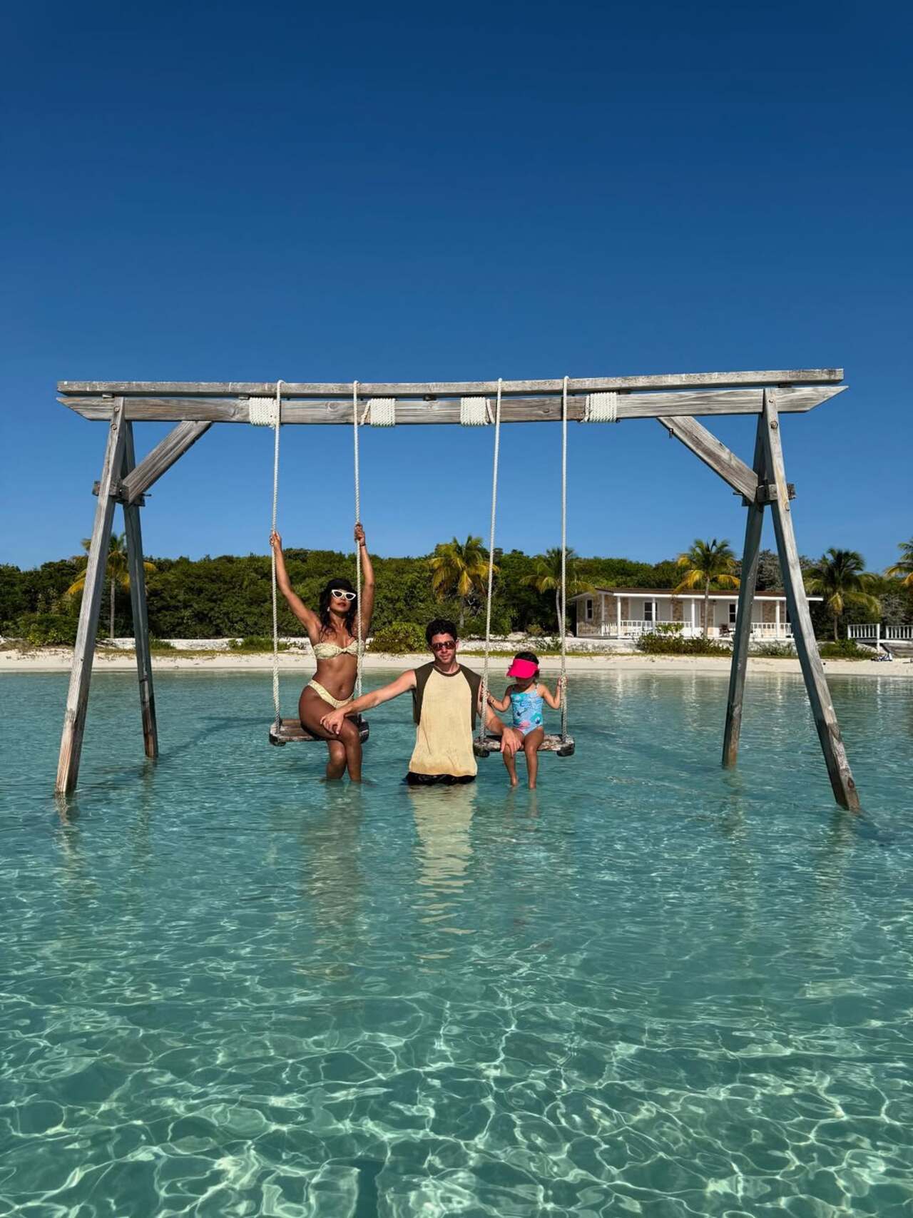 La Familia: The perfect family picture from a happening and enjoyable getaway 