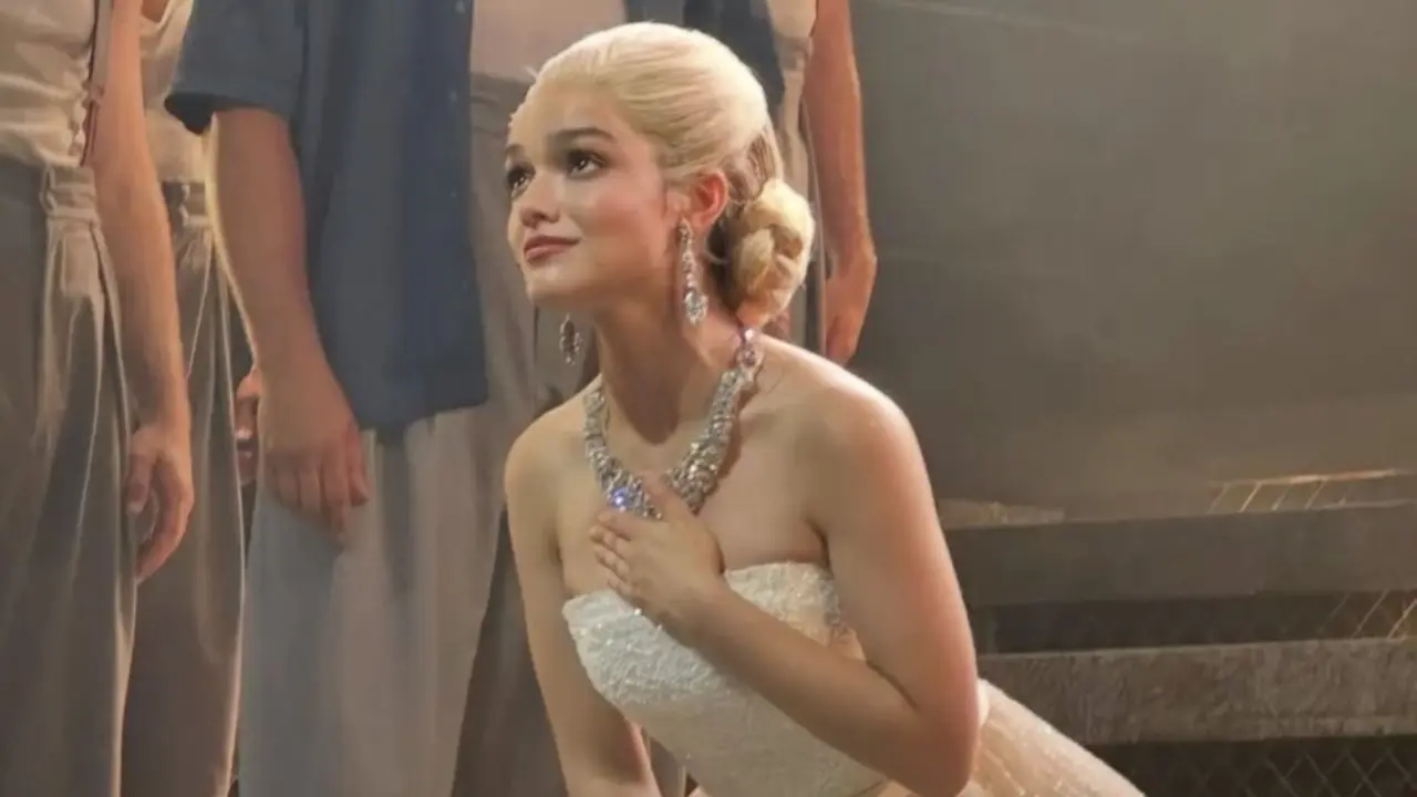 Rachel Zegler returns to Evita after mid-show exit