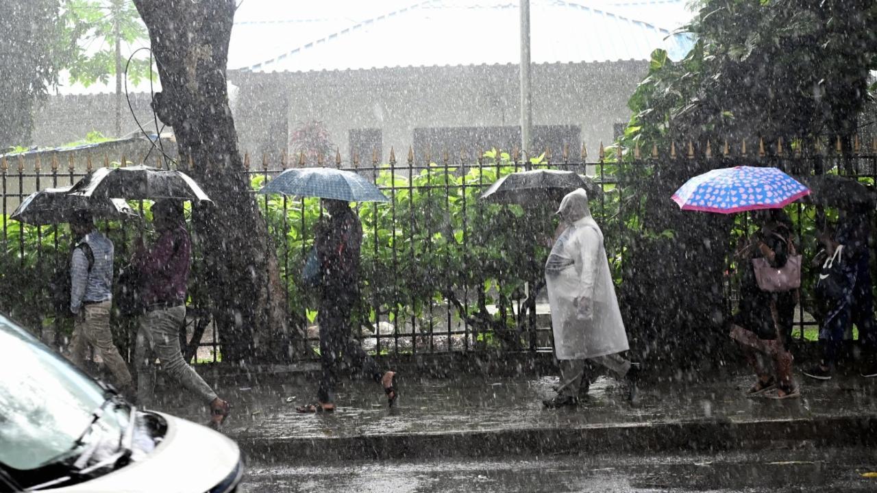 The IMD on Wednesday predicted heavy rainfall over the next two days. Pics/Sameer Abedi