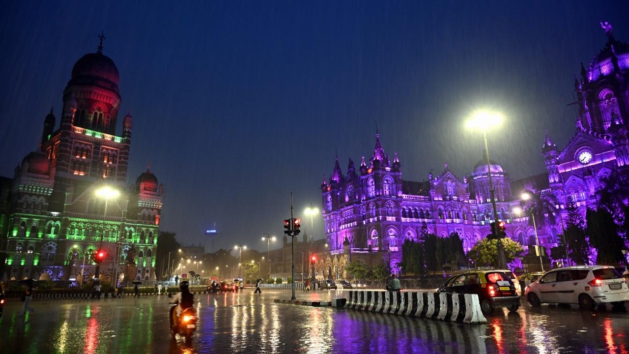 Earlier in the day, the Indian Meteorological Department issued a nowcast warning of moderate to heavy rain in Mumbai and surrounding districts