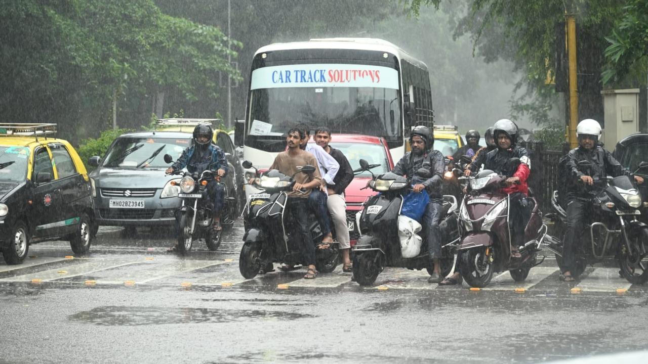 After a reduced rain spell earlier this month and sunny skies for the last few days, Mumbai witnessed heavy showers. Pics/Satej Shinde