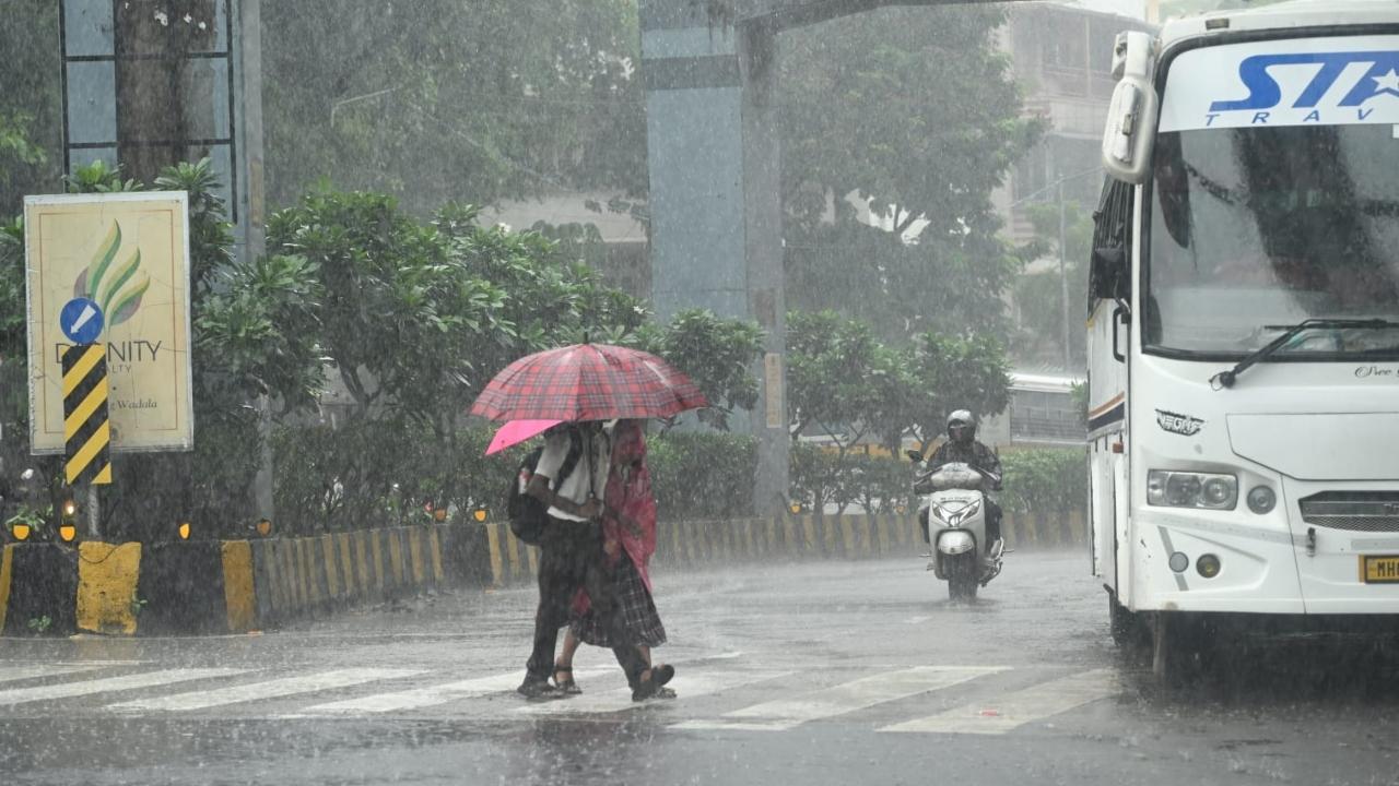 The IMD predicted that heavy to very heavy rainfall and thunderstorm with lightning and gusty winds (50-60 kmph) were very likely at isolated places in Mumbai
