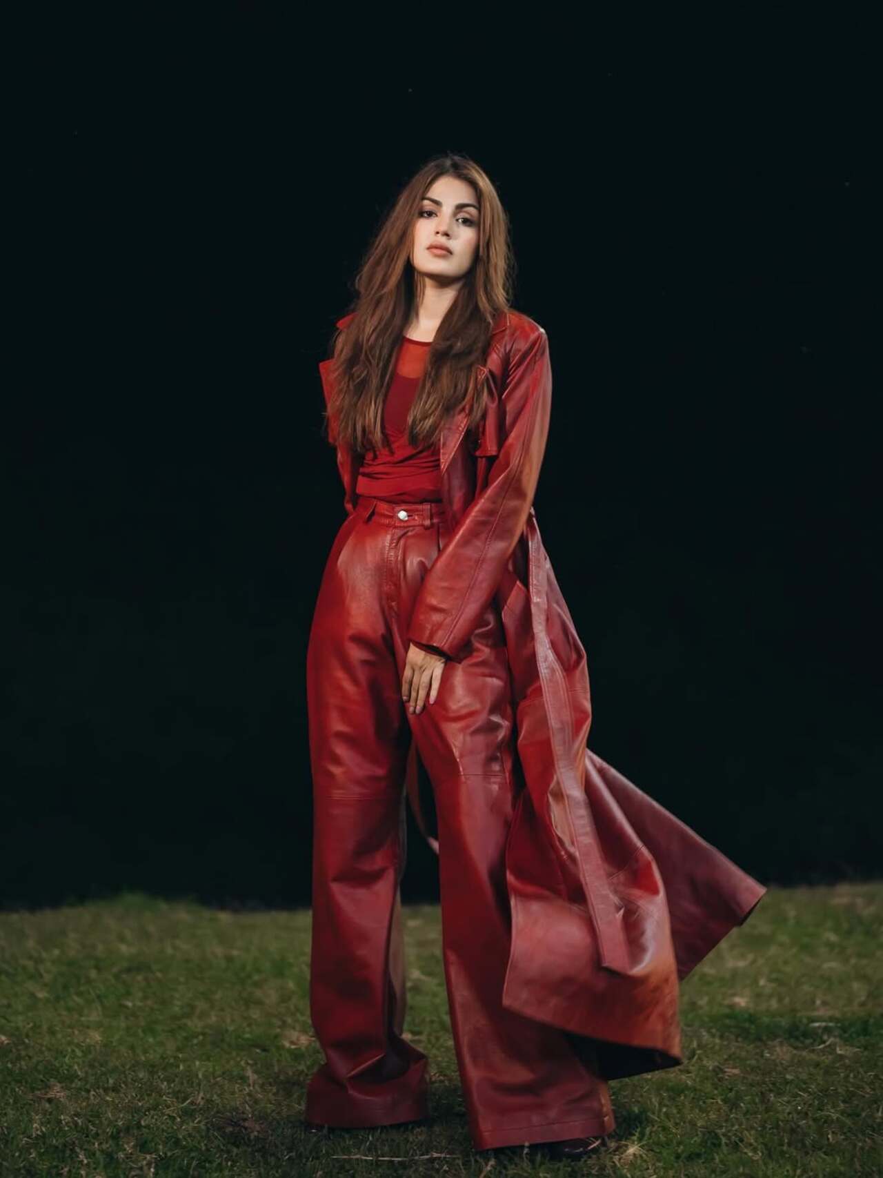 Red isn’t just a colour—it’s a full mood here. A flowing leather trench over wide pants and mesh-top layers drama with dominance. It’s giving style assassin in head-to-toe oxblood and zero apologies
