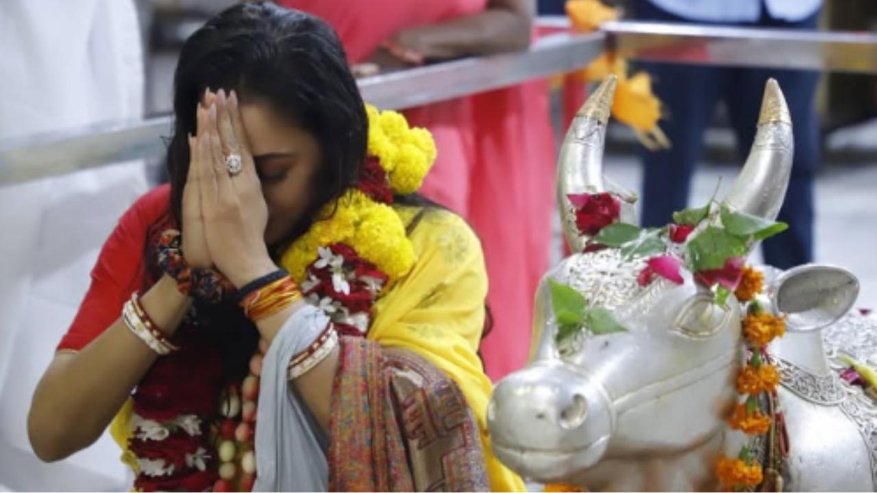 Sawan Somwar 2025: Rupali Ganguly seeks blessings at Mahakaleshwar Temple