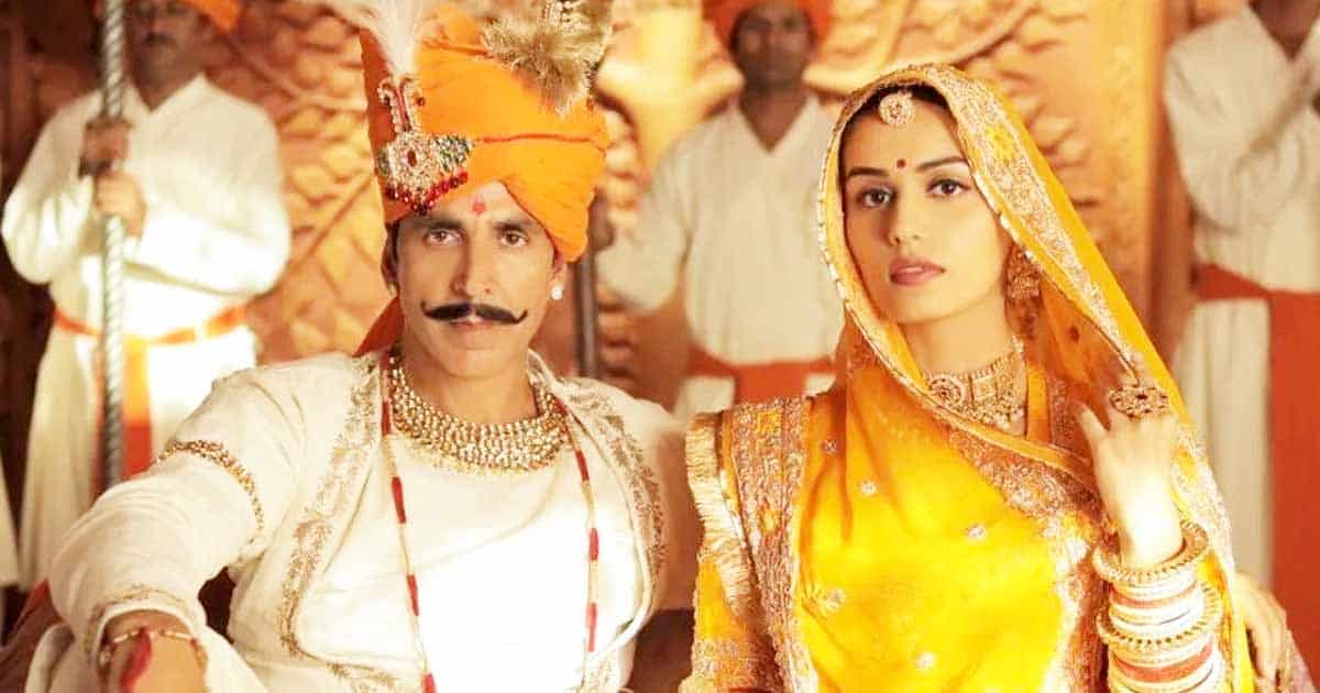 Akshay Kumar and Manushi Chhillar - 29 years 
Akshay Kumar and Manushi Chhillar were seen sharing screen in the historical drama Samrat Prithviraj. The two had an age difference of 29 years between them.