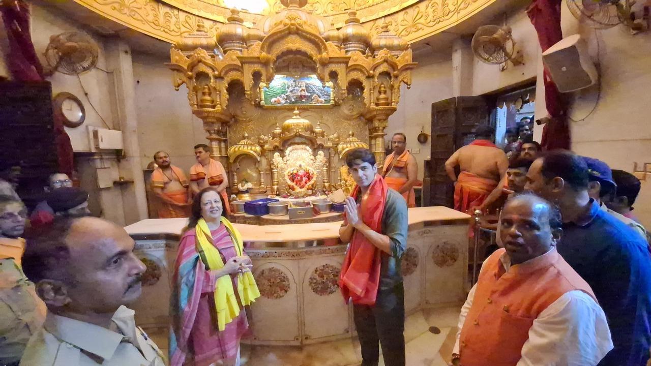 New dad Sidharth visits Siddhivinayak Temple, prays for Kiara and baby girl