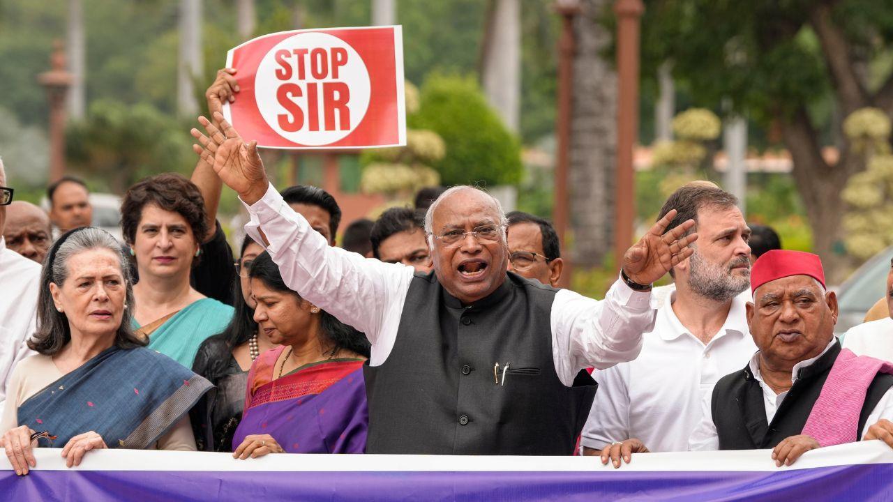 IN PHOTOS: Sonia, Kharge, Rahul, Akhilesh join Opposition protest over SIR