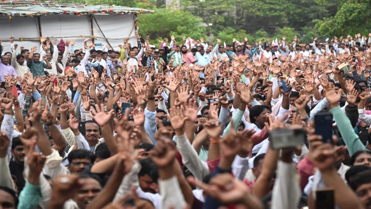 The teachers from aided and partially aided schools have launched an agitation claiming that the government has not increased grants to their institutes despite announcements