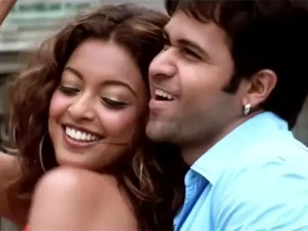 Aashiq Banaya Aapne
The title track of Aashiq Banaya Aapne is another iconic track of Himesh Reshammiya. Featuring Emraan Hashmi and Tanushree Dutta, this one is romantic, sensual, and catchy at the same time.