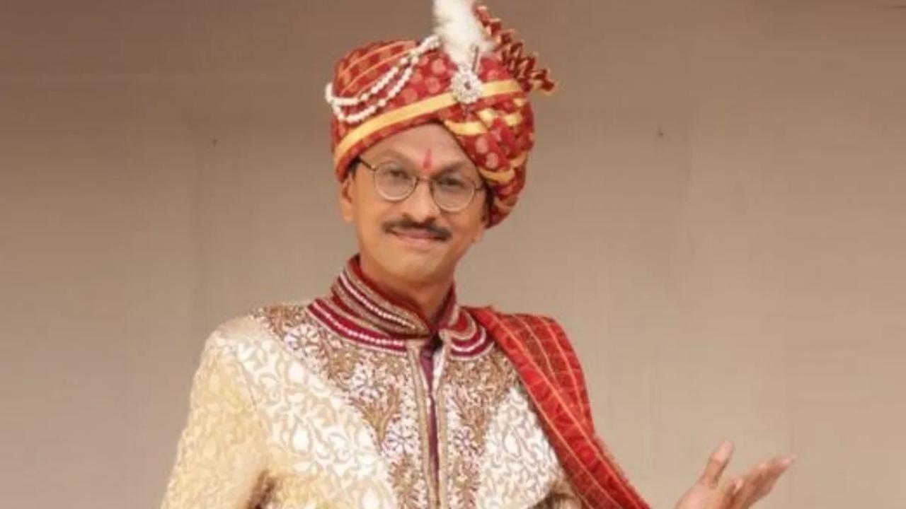 It has been 17 years since Popatlal has found his perfect match. There have been numerous instances where the show has given fans hope that this time Popatlal is definitely getting married; even the mandap has been set, but the girl finds another lover, and Popatlal turns cupid for them instead of marrying. Even the most recent track with Chakori left him heartbroken yet again.