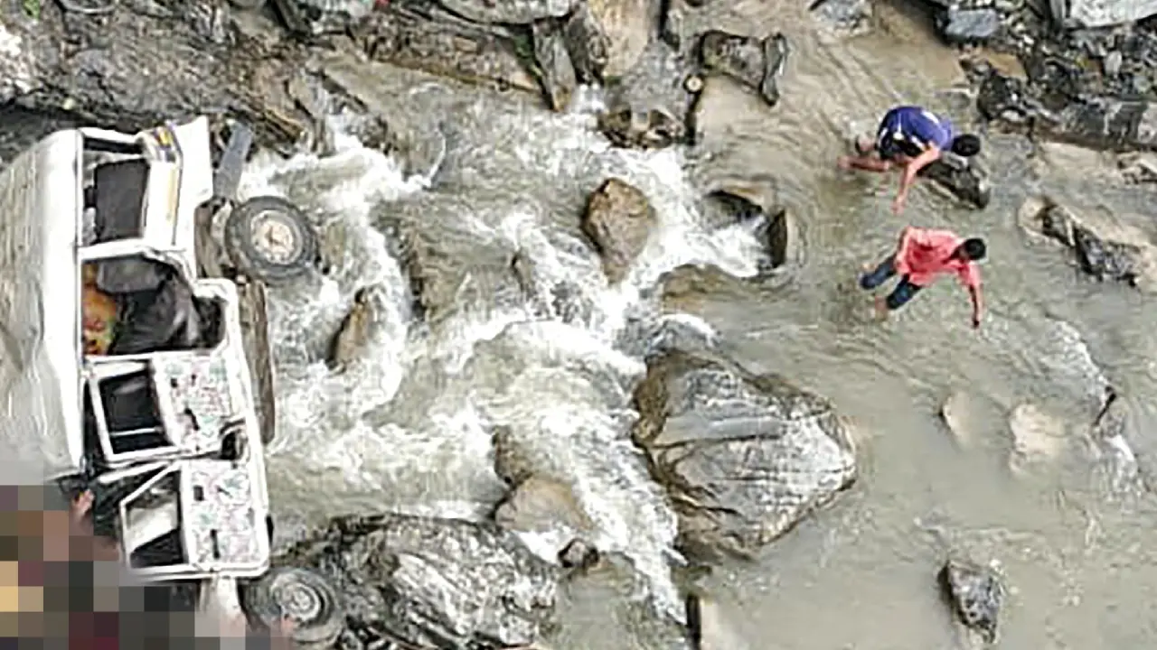 Eight killed, 5 injured as jeep plunges into gorge in Uttarakhand