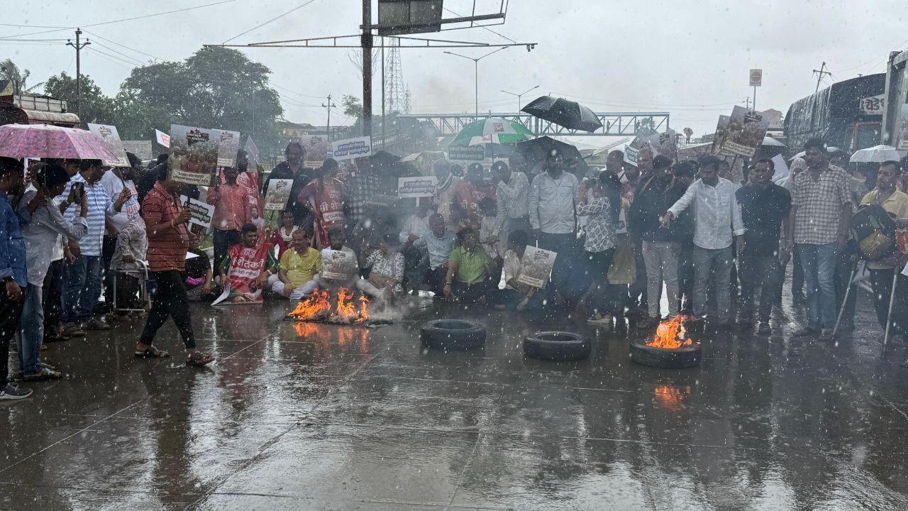 Farmers, fishermen block Vasai highway in loan waiver protest