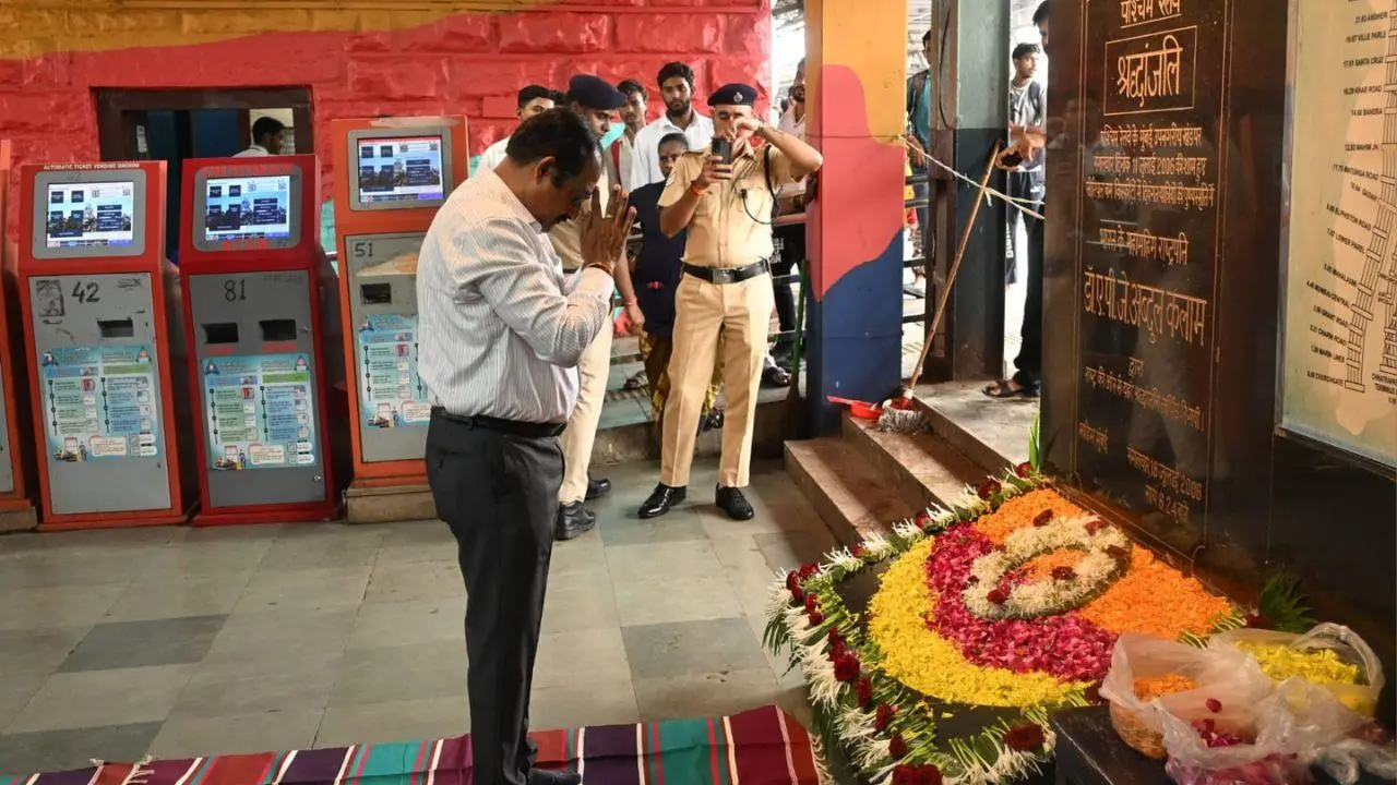 IN PHOTOS: Western Railway pays tribute to 2006 train blast victims at Mahim