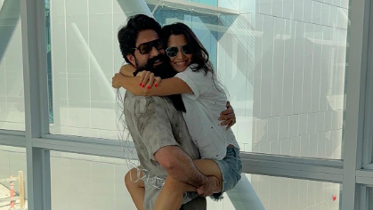 Yash and wife Radhika Pandit share PDA moment at airport, leave fans in awe