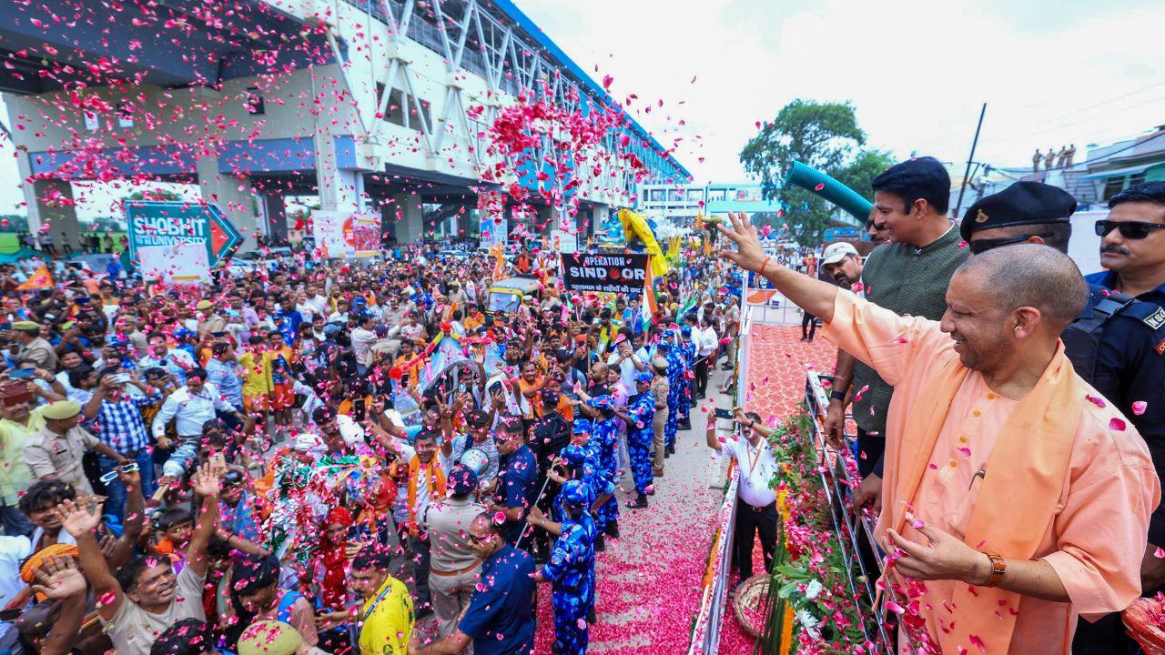 Thousands of kanwariyas (devotees of Lord Shiva) are proceeding homeward after performing parikrama (circumambulation) at the Shiv Chowk in Muzaffarnagar