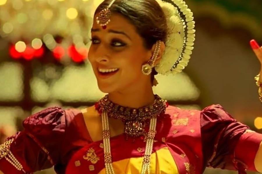 One of her most iconic performances was Bhool Bhulaiyaa. The film showed her transform from a gentle woman to a possessed spirit. She made it so convincing, it sent chills. From the physicality to emotional breakdown with haunting realism, Vidya was outstanding.
