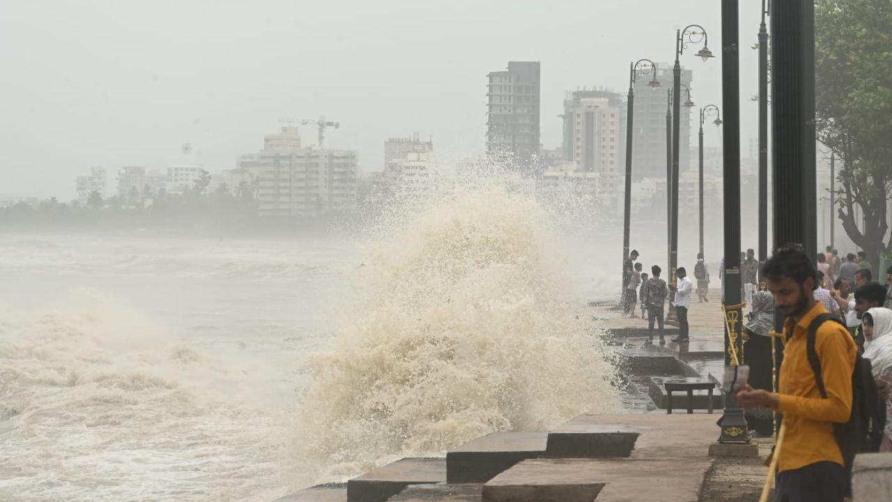 he Indian National Centre for Ocean Information Services (INCOIS) issued a high-tide warning for Mumbai and the Konkan region. (Pics/ Satej Shinde and Nimesh Dave)