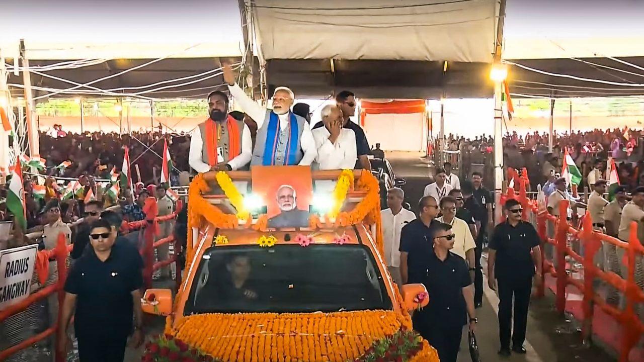 PM Modi and CM Nitish Kumar greet people in Siwan during the roadshow. (Pic/PTI)