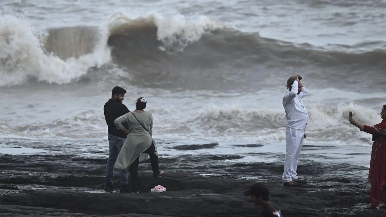 IN PHOTOS | Weekend begins by the sea: Mumbaikars unwind at Bandra Bandstand