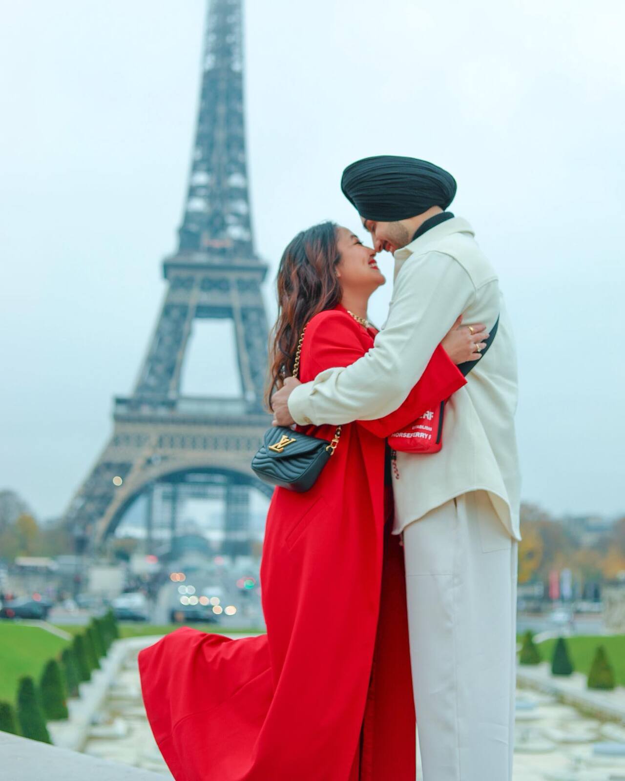 Oh, to be in Paris... and in love! With the Eiffel Tower as their backdrop, this picture captures pure romance—a dreamy moment straight out of a fairytale