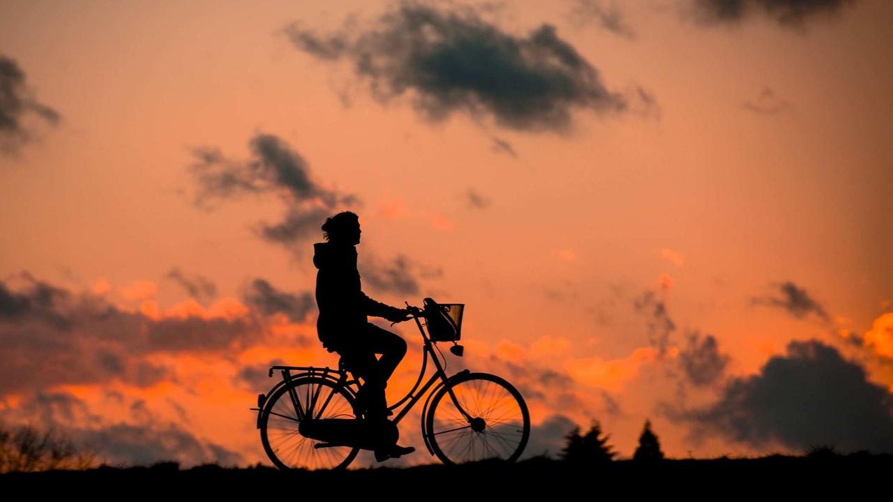 Colaba to Matunga
Vijay Barai, part of the bicycle group Wandering Souls, says that their night-time bicycle ride starts at Colaba and ends at Matunga’s Ramashray Hotel in the early morning hours.