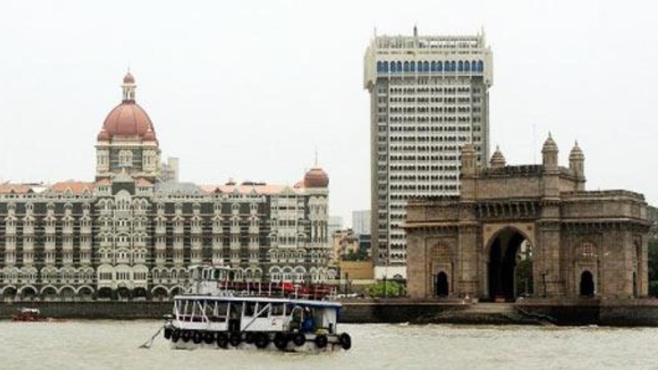 'Yeh Hai Bambai Nagariya', Don (1978)If there’s one song that encapsulates Mumbai’s cosmopolitan nature and its reputation as the ‘City of Dreams’ while also highlighting the diversity and inequalities that exist here, it’s ‘Yeh Hai Bambai Nagariya’, written by Anjaan, composed by Kalyanji-Anandji and sung by Kishore Kumar. Shot in Mumbai with the Taj Mahal Hotel in the backdrop, the song is a commentary on different aspects of the city, including people’s behaviours and names of places. While it upholds Mumbai’s perception as the city that people take a chance on, hoping that it will give them what they seek, it also highlights the eccentricities and disparities that exist here. As the lyrics go, “Koi malamaal hai, koi tang haal hai, zindagi yahan ki nirali.