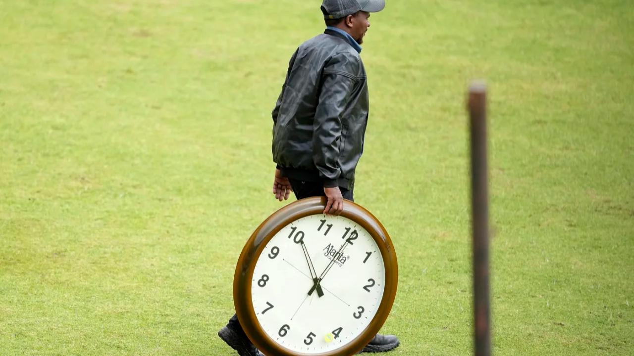 Stop clock in Test Cricket
Following its successful implementation in white-ball formats, the stop clock will now feature in Tests. Bowling teams must begin the first delivery of a new over within 60 seconds of the previous one concluding. After two warnings, any third breach in the same innings will result in a five-run penalty. These warnings will reset after every 80-over interval, aligning with the availability of a new ball (Photo: AP)