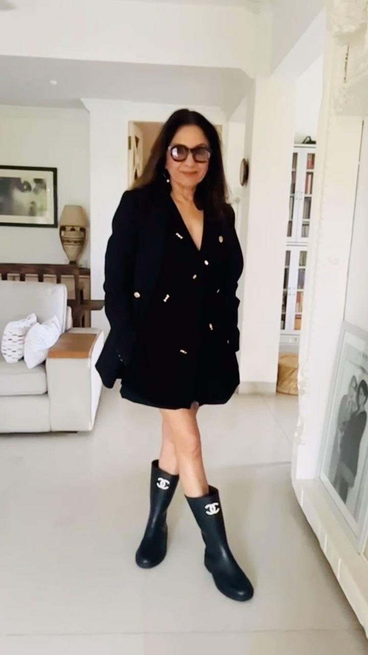 Among the several things we'd like to steal from her wardrobe are these classy black boots, and the black overcoat dress, and the black sunglasses.. oh well, the entire look!