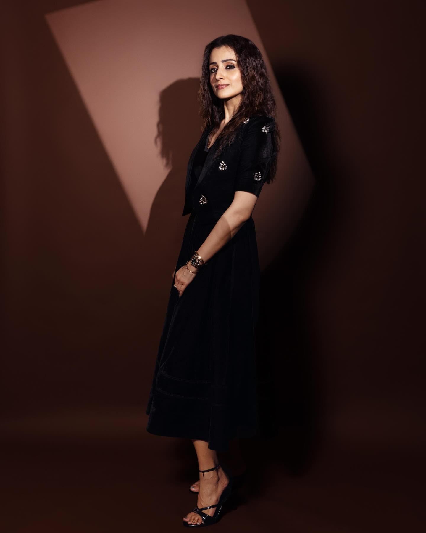 Trisha rocked the casual look in this black flowy ankle-length asymmetric dress. The printed jacket and her messy hair were just the cherry on top.