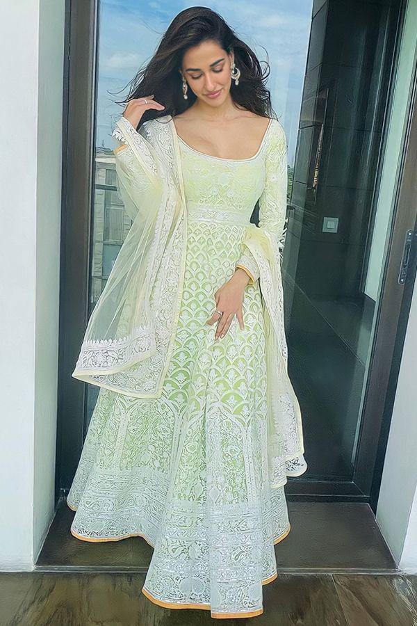 We wish we could steal this look and anarkali set from Disha's stylebook. She looks so graceful and gorgeous, we'd fall in love at first sight. 