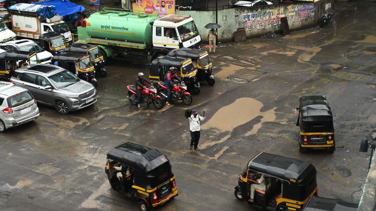 The traffic at the Akurli Road near the subway in Kandivali (East) was disrupted as people were seen dodging the potholes creating a chaotic traffic scenario. 