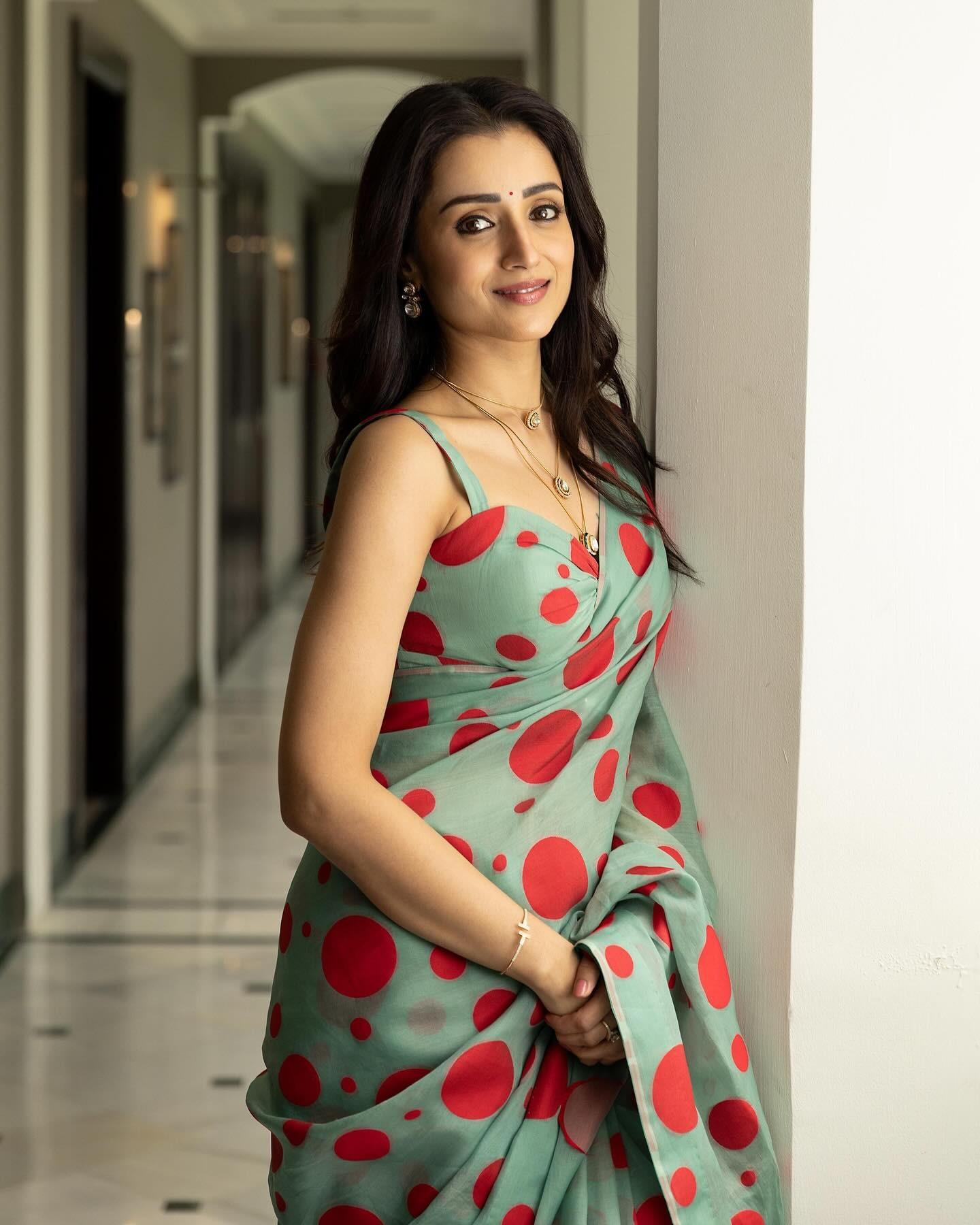 Another saree look that stole our hearts was this green chiffon saree with red dots of different sizes all over. The matching sleeveless blouse complemented her perfectly.