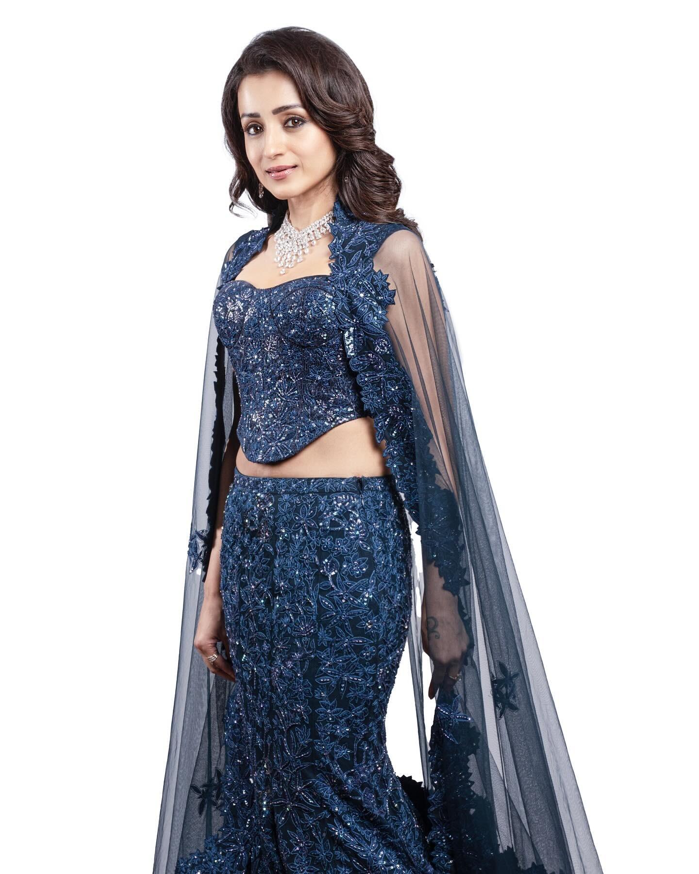 The asymmetrical cut-out design at the waist added just the right amount of drama to the look while the floral border on the net dupatta way way too gorgeous