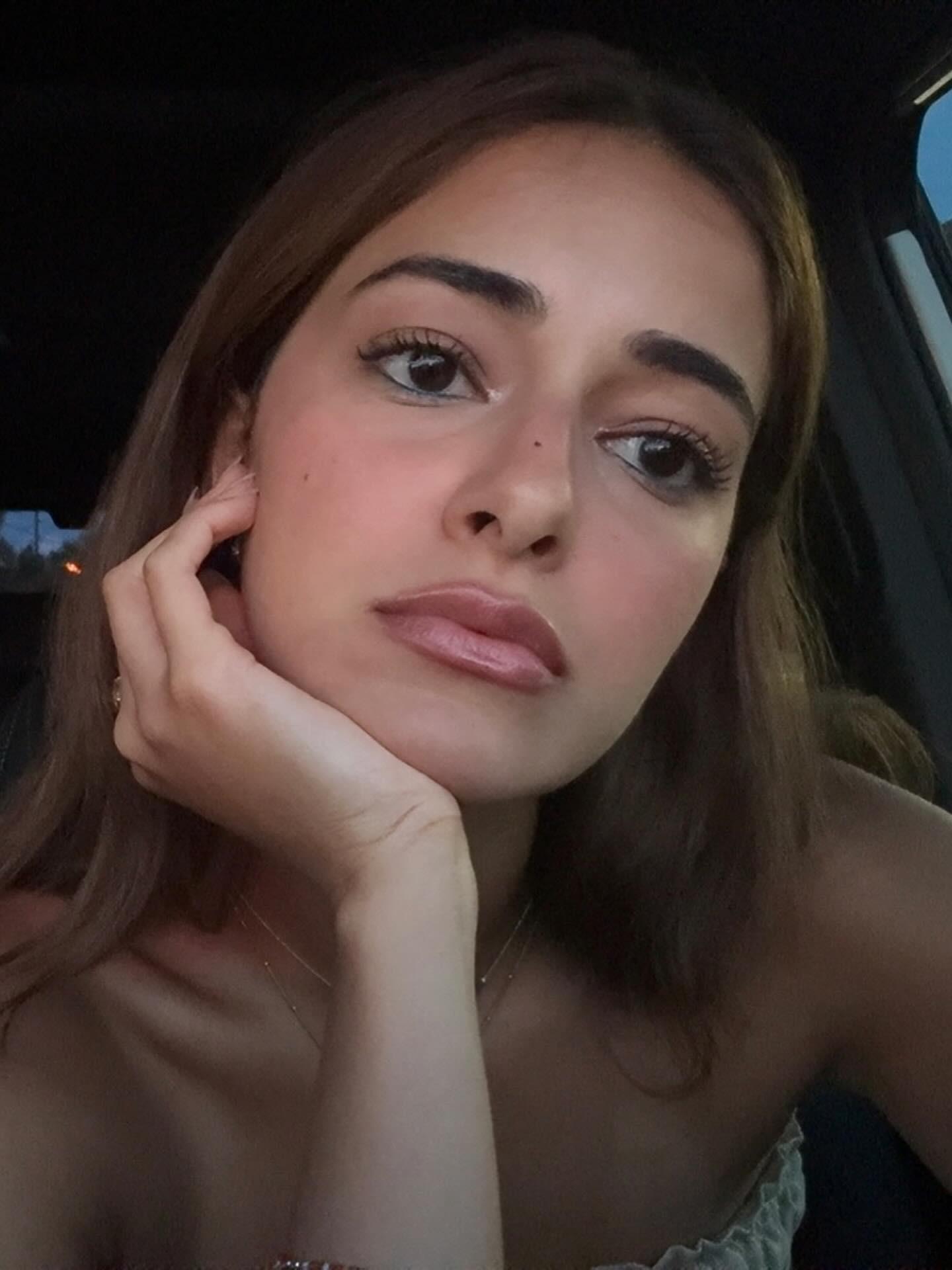 Makeup on point! Ananya aced the almost no-makeup look in the most glam way possible. Her eyes and lip make-up did all the talking in this close-up selfie.