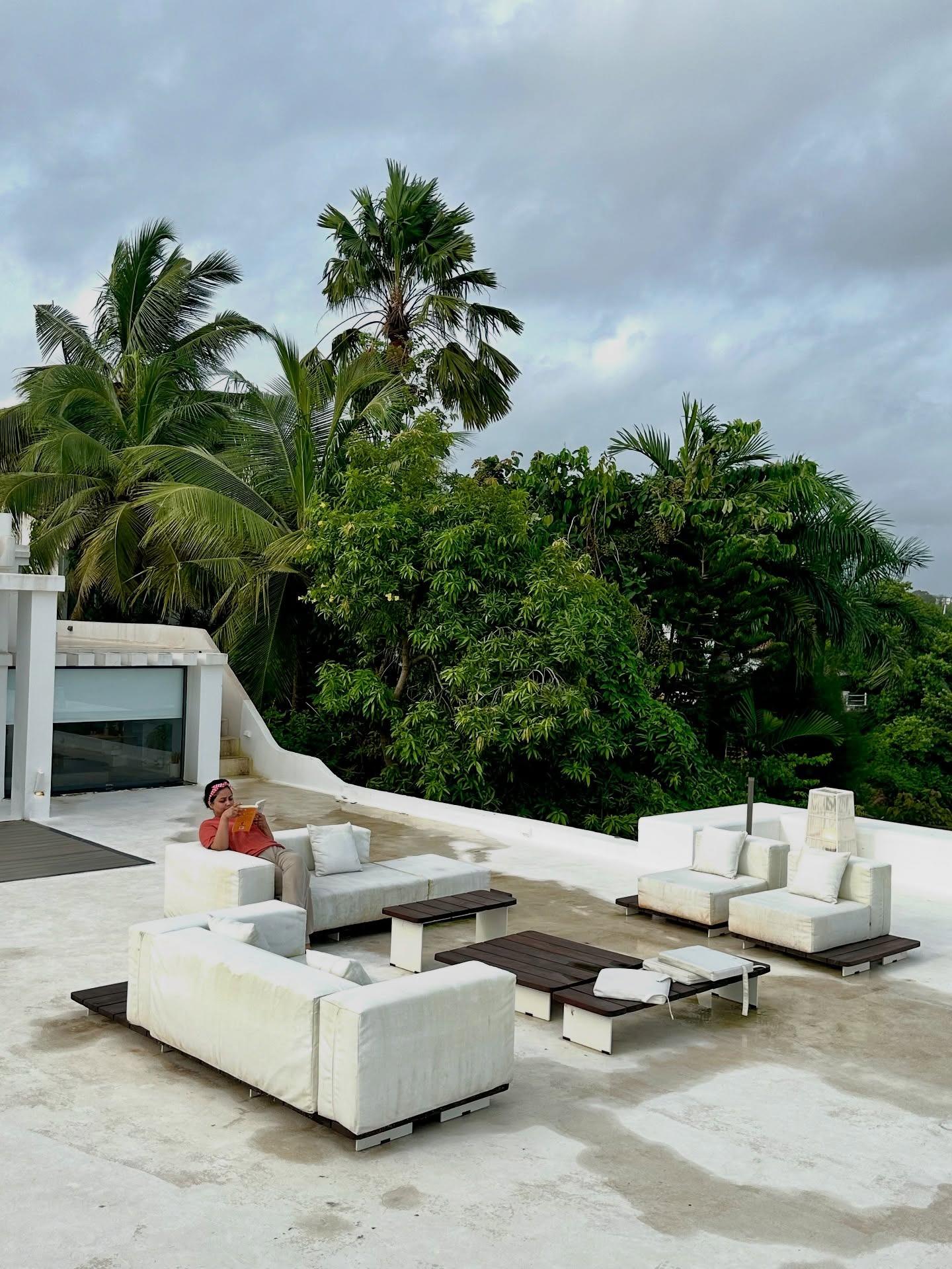 Hina was seen chilling in the spacious balcony of the villa, which has large sofas, and was surrounded by view of coconut trees and the sea.