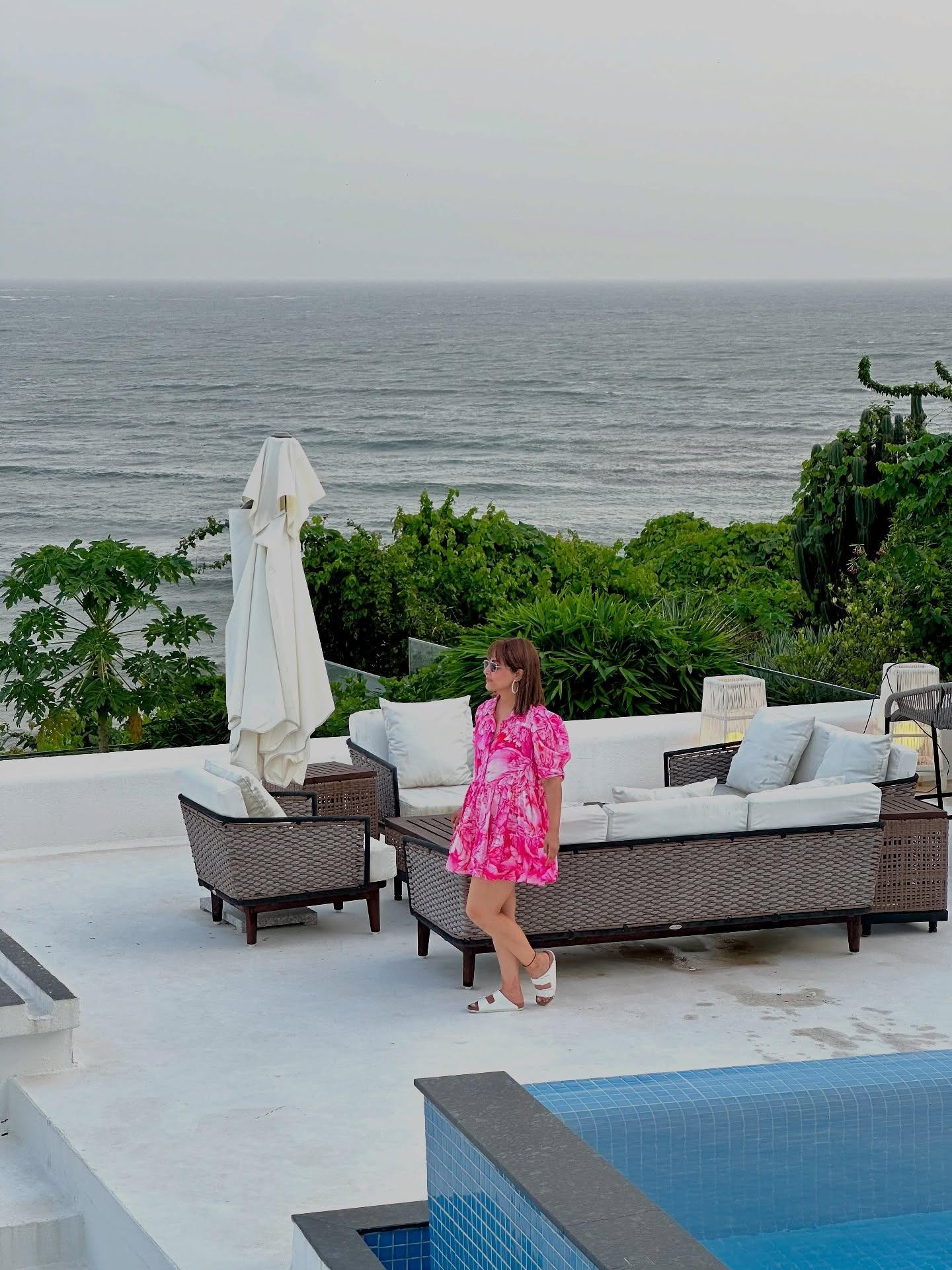 Hina looked beautiful in a fuchsia pink mini dress that exuded a summer and vacation vibe. 