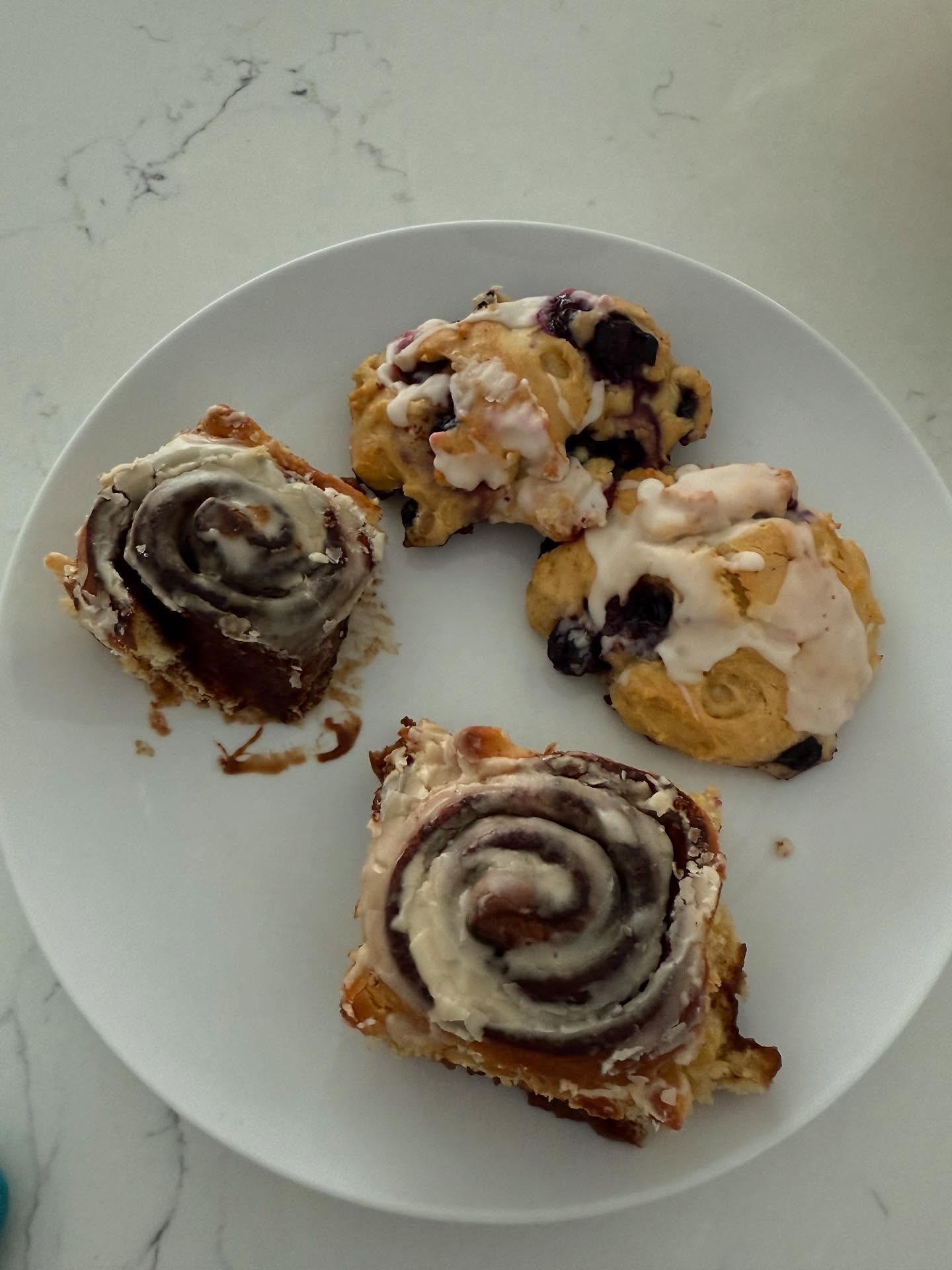 Anaya's Miami vacation was indeed a sweet one! Look at these delicious cinnamon rolls - mouth-watering and satusfying.