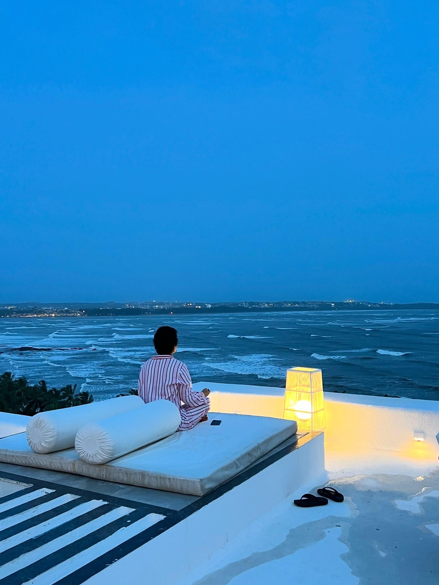 Meditating in the quiet evening while looking at the majestic ocean and sky all around you while sitting in a calm Santorini-themed balcony, what else could one ask for?!