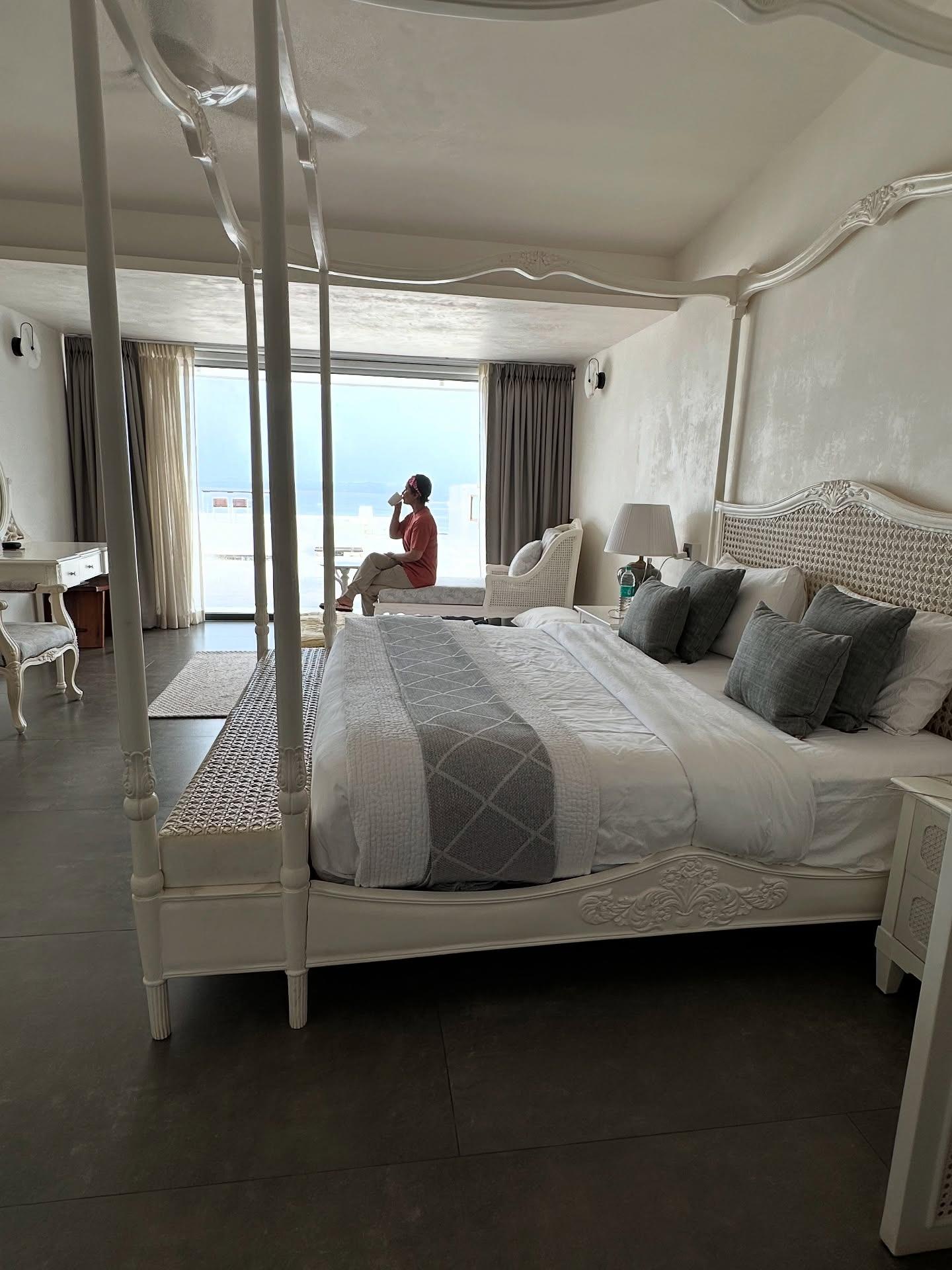 Hina also shared glimpses of the spacious and luxurious bedroom, which has large windows offering a non-distracting view of the ocean.