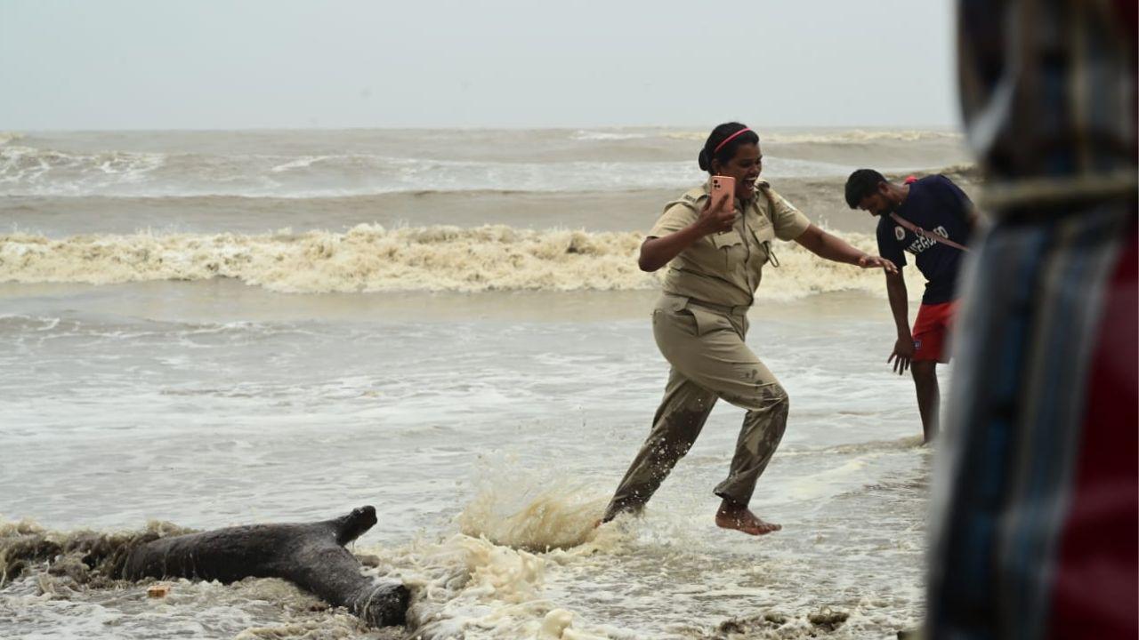 Mumbai Police and other authorities are working hard amid the tough conditions to make sure that people do not get close to high tides.
