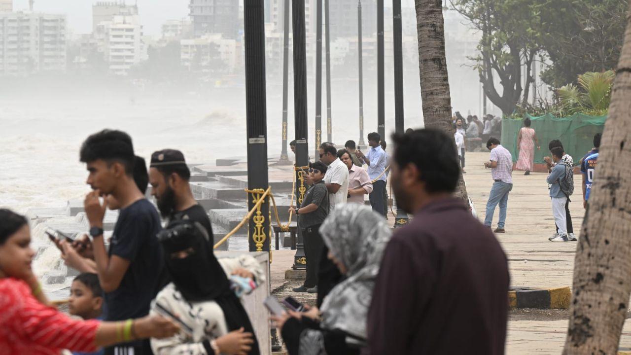  Ropes have been tied along the Bandra promenade to make sure the entry remains restricted.
