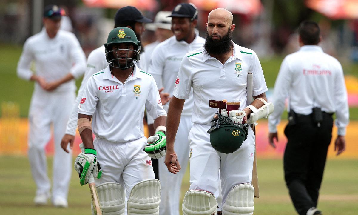 South Africa: 475 vs England, Centurion, 2016
At Centurion in 2016, South Africa amassed 475 in the first innings of the fourth Test against England. Stephen Cook, on debut, scored a century, while Hashim Amla followed with another. Quinton de Kock added late firepower with a dazzling 129* off 128 deliveries